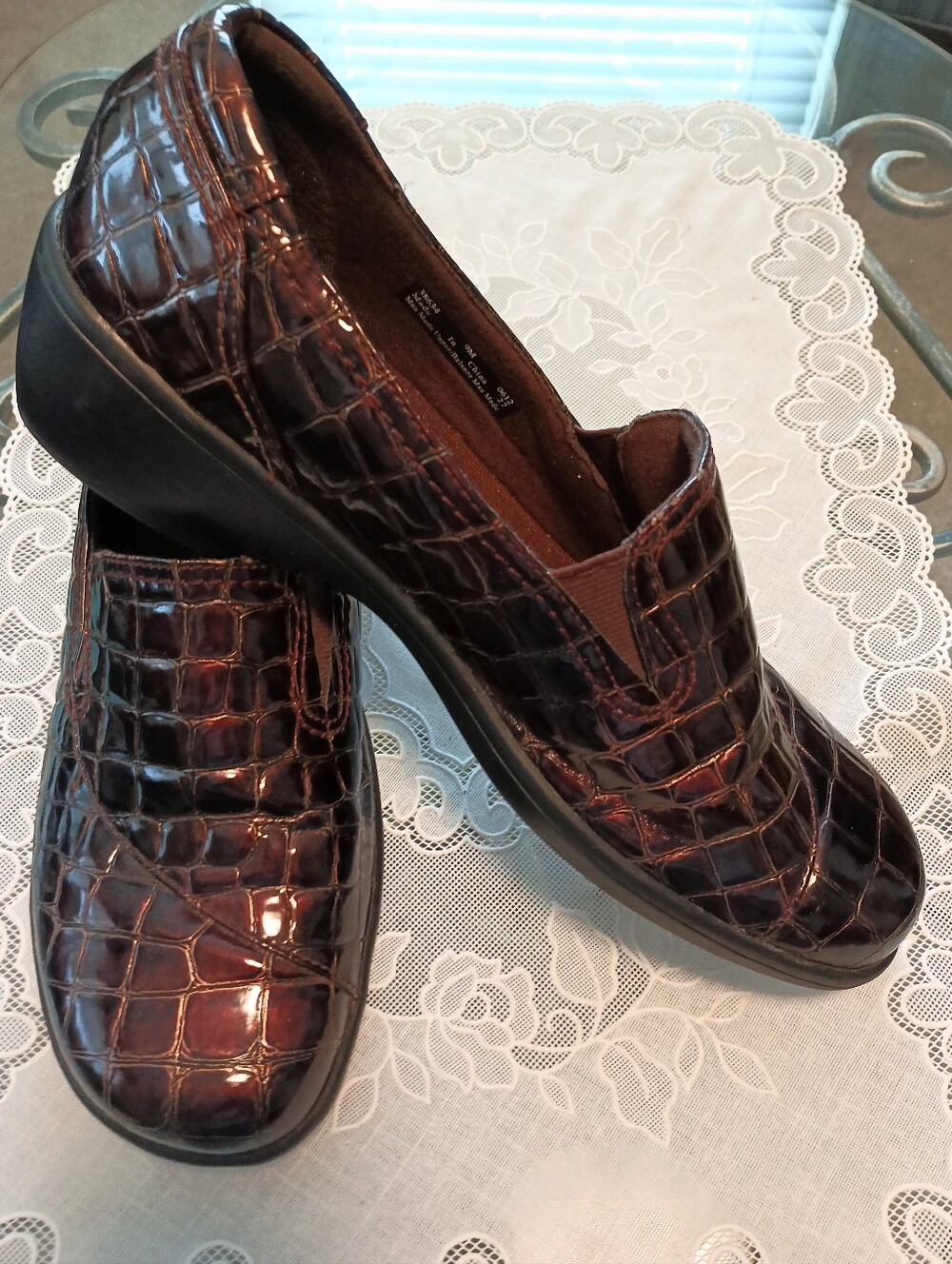 Like New Clarks Bendables Chocolate Brown Croc Loafers (9M)